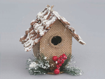 CASETTA IN JUTA CON TETTO INNEVATO ED DECORO BACCHE ROSSE FA-39728 EURONATALE